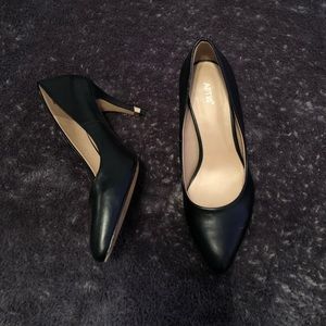 Black pumps